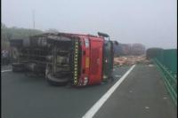 货车高速侧翻 8000元施救费车主存疑