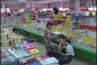十一长假读书热  新华书店人气旺