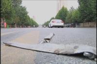 马路上铁片未拆除划破车胎 险些酿成事故