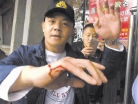 上海退伍老兵徒手夺枪救人：子弹穿透手掌射穿玻璃