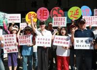台湾65岁延退方案挨轰 民众赴立法部门抗议