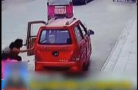 家长忘拔车钥匙 孩子顽皮驾车跑