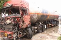 随州：30吨汽油槽罐车与货车相撞发生汽油泄漏