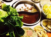 蟑螂入火锅起争端 是非曲直难分辨