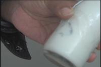 牛奶里出现黑色“异物” 另类“买一送一”令消费者忧心