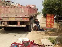 厉封公路沙城路段发生车祸   大货车与三轮车相撞