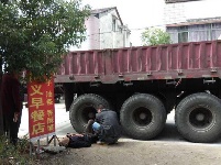 厉封公路沙城路段发生车祸   大货车与三轮车相撞