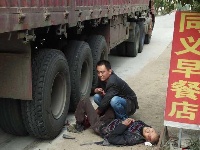 厉封公路沙城路段发生车祸   大货车与三轮车相撞
