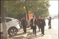 文明监督员巡查城区不文明现象