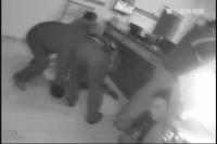 堪比电影大片|男子被挟持上高速 民警眼神交流机智救人