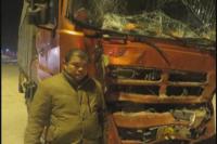 货车高速被追尾  司机却浑然不知！