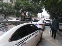 身边的不文明|霸道司机任性停车路中央 来往车辆难通行