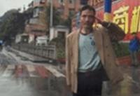 男子冒雨碰瓷有礼貌 先敬个礼再摔倒