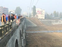 随州唐镇一货车撞断大桥护栏冲到桥下