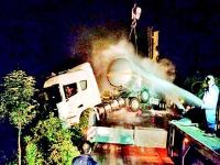 危化品罐车侧翻泄漏 多部门协作解危情