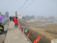 随州唐镇一货车撞断大桥护栏冲到桥下