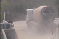 建筑工地粉尘弥漫 附近居民楼遭粉尘污染