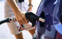 油价今日或迎年内最大降幅 多地汽油将重回“五元时代”