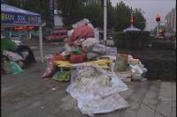 身边的不文明：流浪老人寄宿遮阳棚