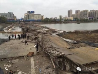 㵐水一桥爆破成功：几代人的回忆三秒轰然坍塌~