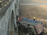 随州唐镇一货车撞断大桥护栏冲到桥下