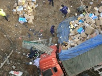 随州唐镇一货车撞断大桥护栏冲到桥下