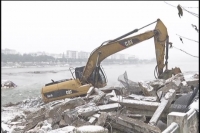 氵厥水一桥爆破后  桥体碎石及时清理中