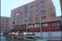 均川一小区通道狭窄 居民抱怨通行难