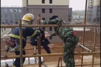 女子因家庭纠纷欲跳楼 消防官兵成功营救