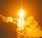 我国最大推力新一代运载火箭长征五号直破云霄 