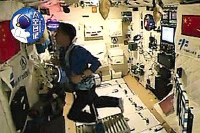 中国人首次太空跑步 景海鹏连跑一小时