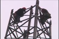 市级挂牌督办安全隐患整改追踪：民房旁50米高危险铁塔正在拆除