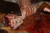 切鱼剁肉手外伤高发，医生建议最好戴上这个