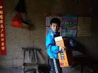 父母去世，孤儿兄弟家里只剩15个土豆