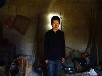 父母去世，孤儿兄弟家里只剩15个土豆