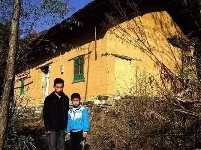 父母去世，孤儿兄弟家里只剩15个土豆