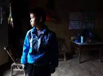 父母去世，孤儿兄弟家里只剩15个土豆