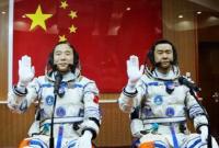     中共中央 国务院 中央军委向景海鹏、陈冬颁发航天功勋奖章