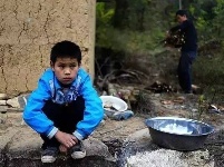 父母去世，孤儿兄弟家里只剩15个土豆