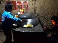 父母去世，孤儿兄弟家里只剩15个土豆