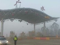 今早大雾锁城 麻竹高速公路大随段全线已实施交通管制