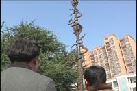 龙凤日月铁旗杆 见证百年历史