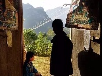 父母去世，孤儿兄弟家里只剩15个土豆