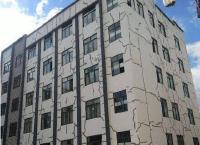 高校墙体贴满“绷带” 校方称：正常