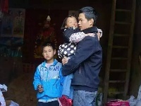 父母去世，孤儿兄弟家里只剩15个土豆