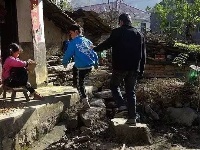 父母去世，孤儿兄弟家里只剩15个土豆