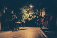 年底了走夜路要注意！女子深夜回家被人掐脖子