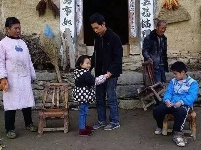 父母去世，孤儿兄弟家里只剩15个土豆