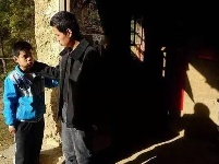 父母去世，孤儿兄弟家里只剩15个土豆