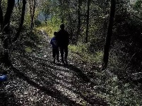 父母去世，孤儿兄弟家里只剩15个土豆